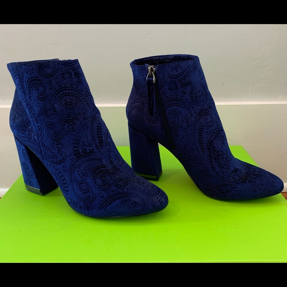 Who What Wear size 7 1/2 dark royal blue booties